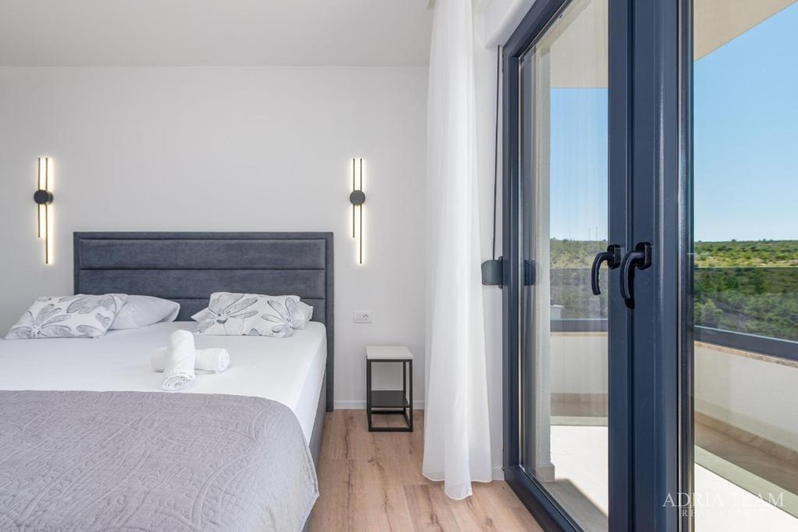 NOVOIZGRAĐENA VILA S POGLEDOM NA MORE, PLANINE I ŠUMU - ROVANJSKA