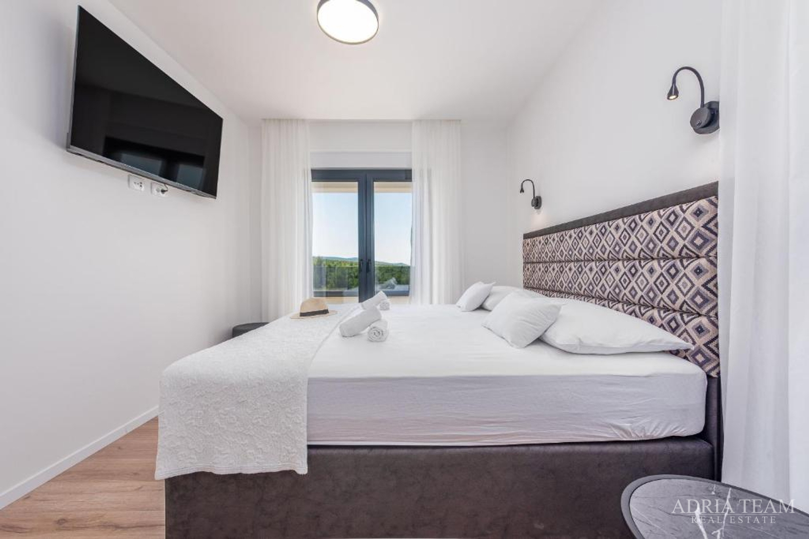 NOVOIZGRAĐENA VILA S POGLEDOM NA MORE, PLANINE I ŠUMU - ROVANJSKA