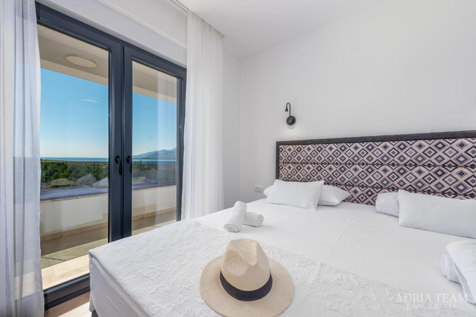 NOVOIZGRAĐENA VILA S POGLEDOM NA MORE, PLANINE I ŠUMU - ROVANJSKA