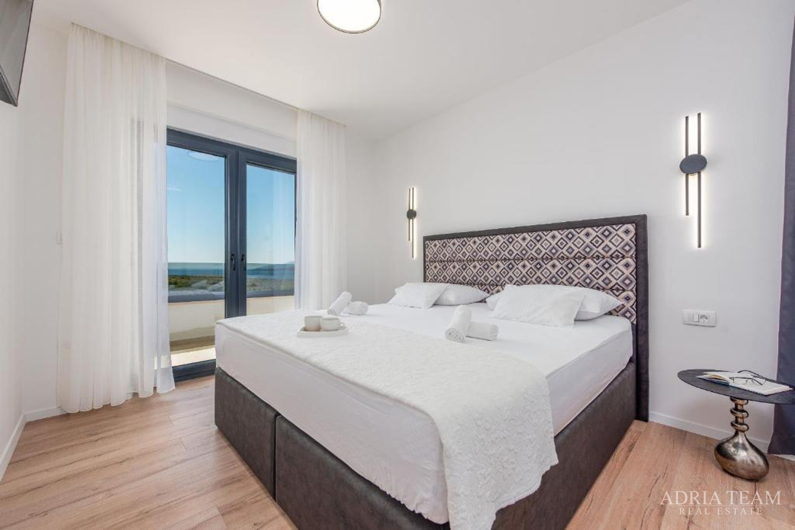 NOVOIZGRAĐENA VILA S POGLEDOM NA MORE, PLANINE I ŠUMU - ROVANJSKA