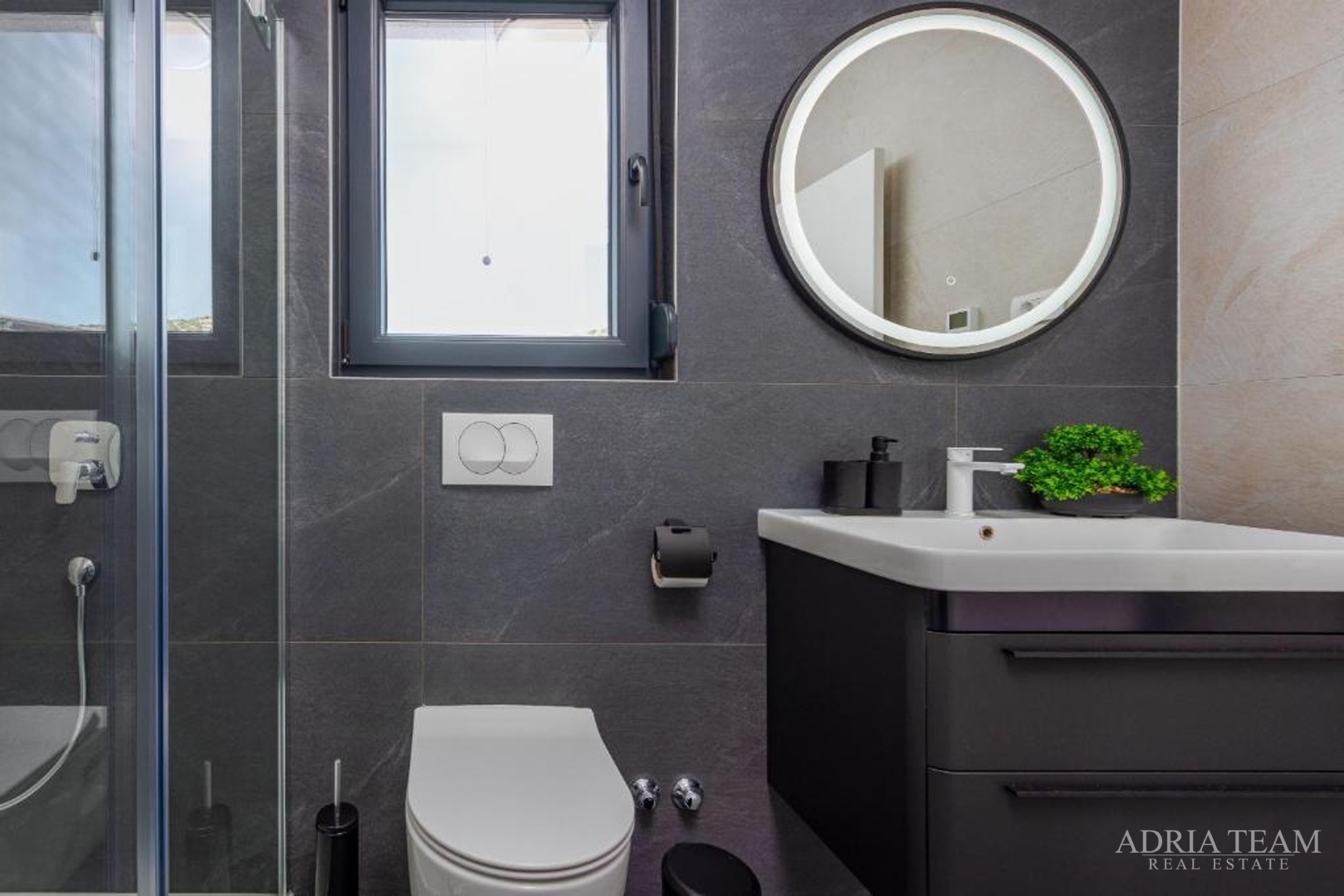 NOVOIZGRAĐENA VILA S POGLEDOM NA MORE, PLANINE I ŠUMU - ROVANJSKA