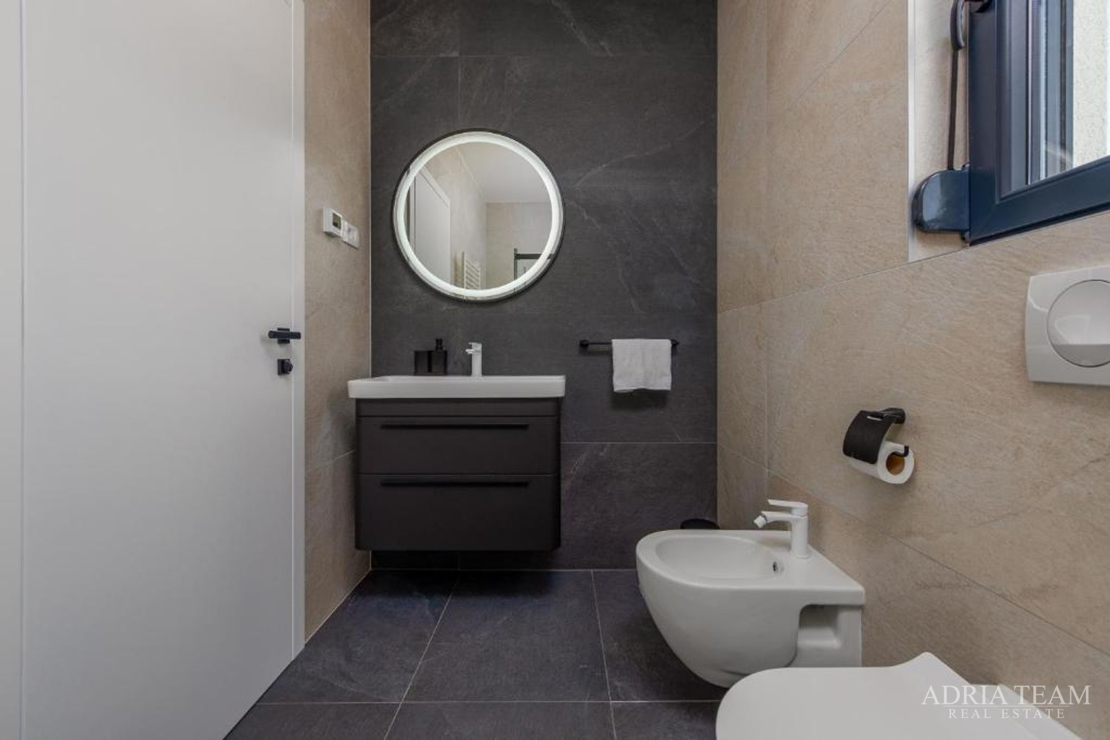 NOVOIZGRAĐENA VILA S POGLEDOM NA MORE, PLANINE I ŠUMU - ROVANJSKA