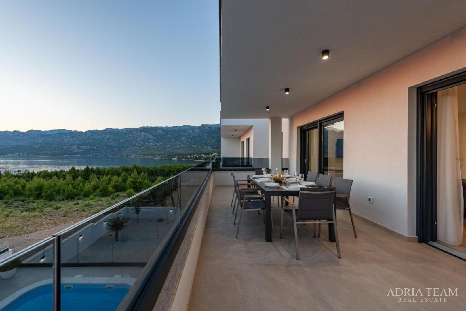 NOVOIZGRAĐENA VILA S POGLEDOM NA MORE, PLANINE I ŠUMU - ROVANJSKA