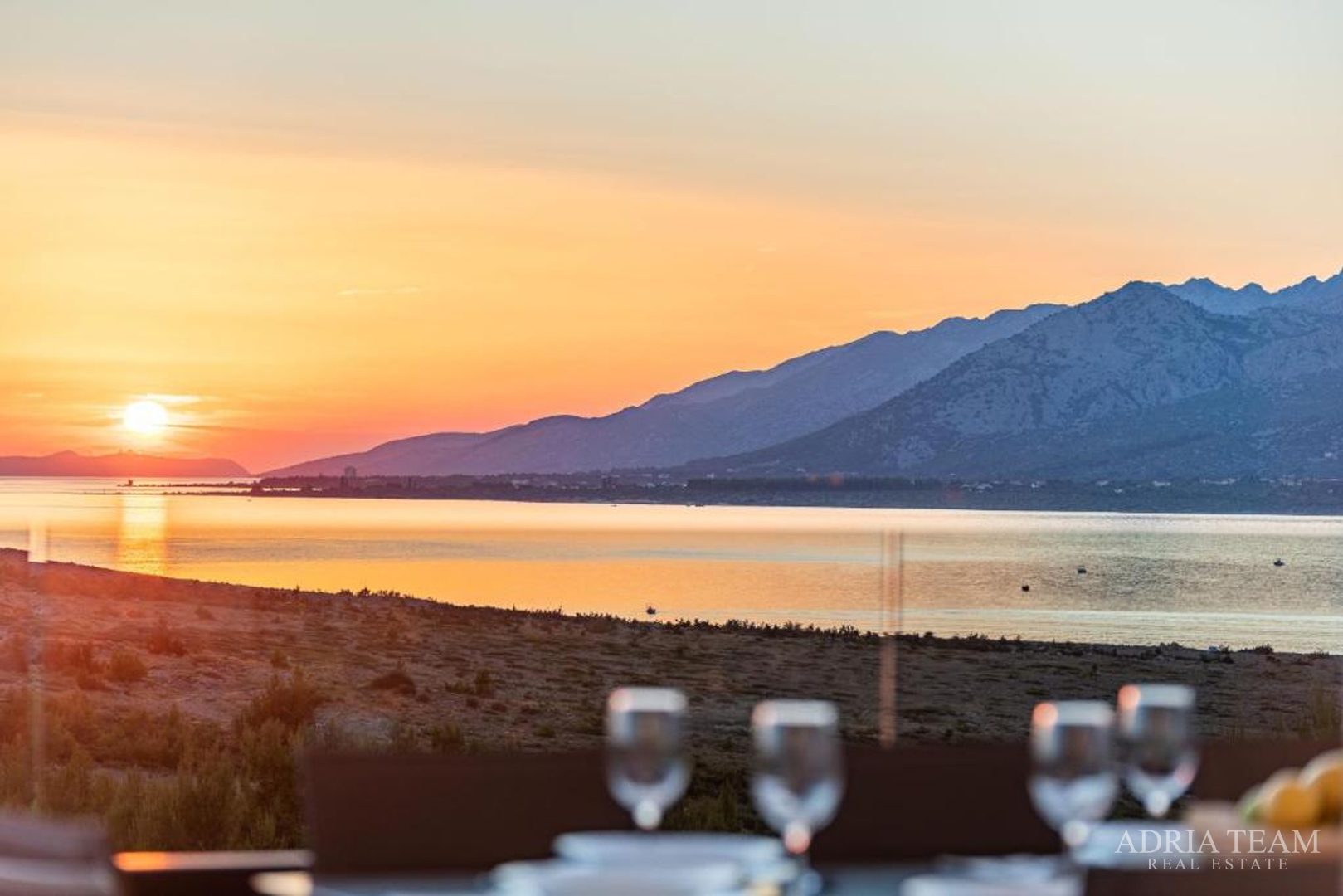 NOVOIZGRAĐENA VILA S POGLEDOM NA MORE, PLANINE I ŠUMU - ROVANJSKA