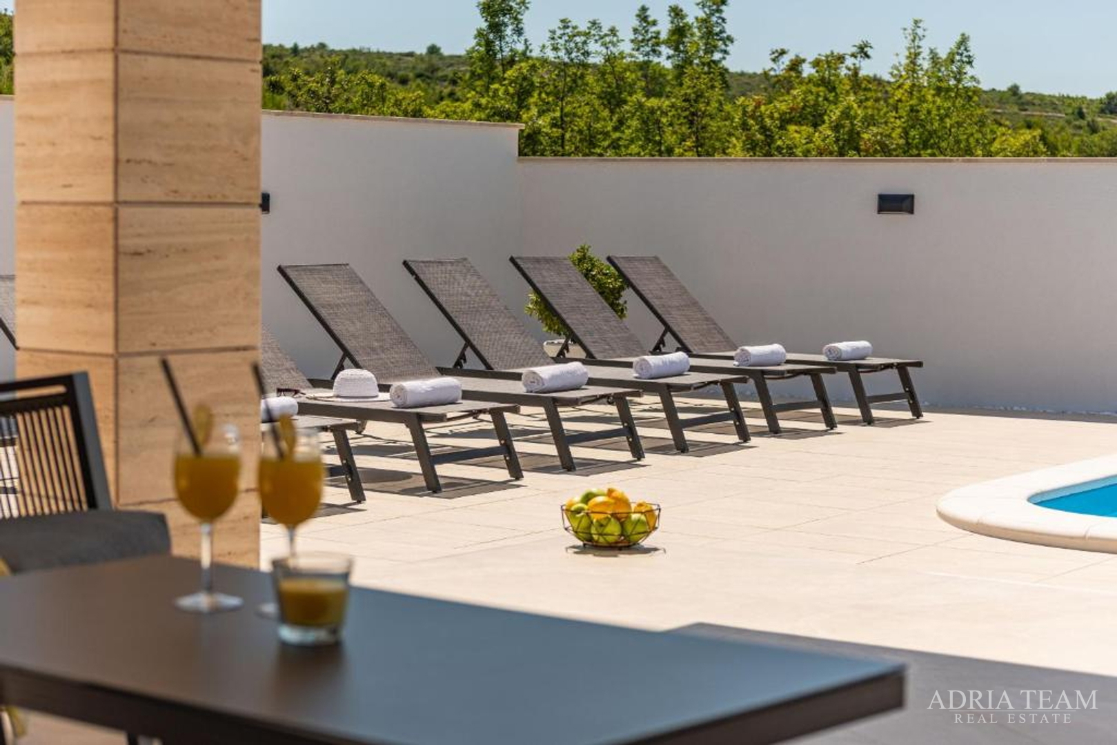 NOVOIZGRAĐENA VILA S POGLEDOM NA MORE, PLANINE I ŠUMU - ROVANJSKA