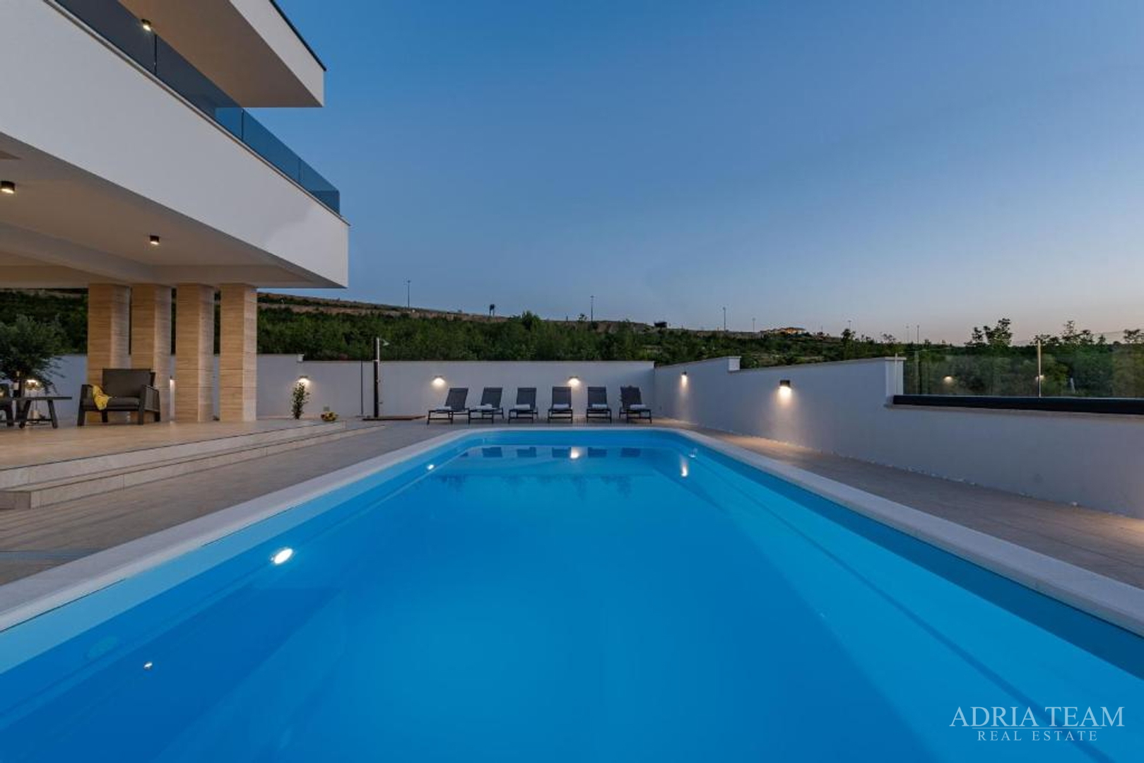 NOVOIZGRAĐENA VILA S POGLEDOM NA MORE, PLANINE I ŠUMU - ROVANJSKA