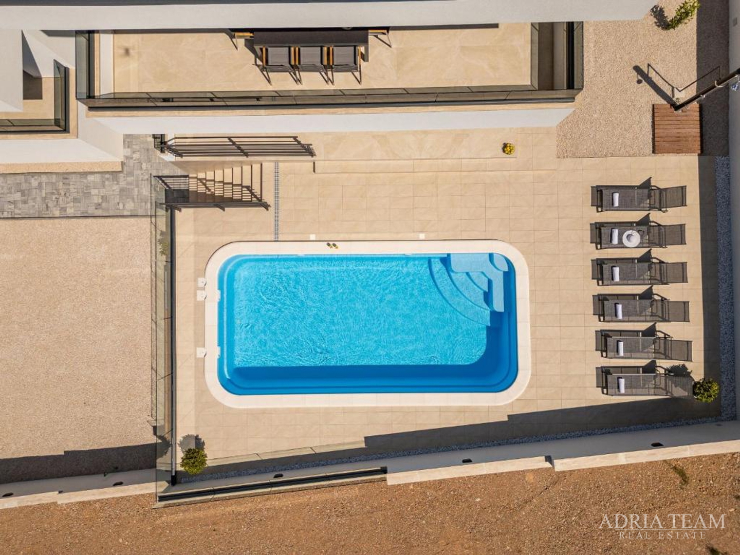 NOVOIZGRAĐENA VILA S POGLEDOM NA MORE, PLANINE I ŠUMU - ROVANJSKA