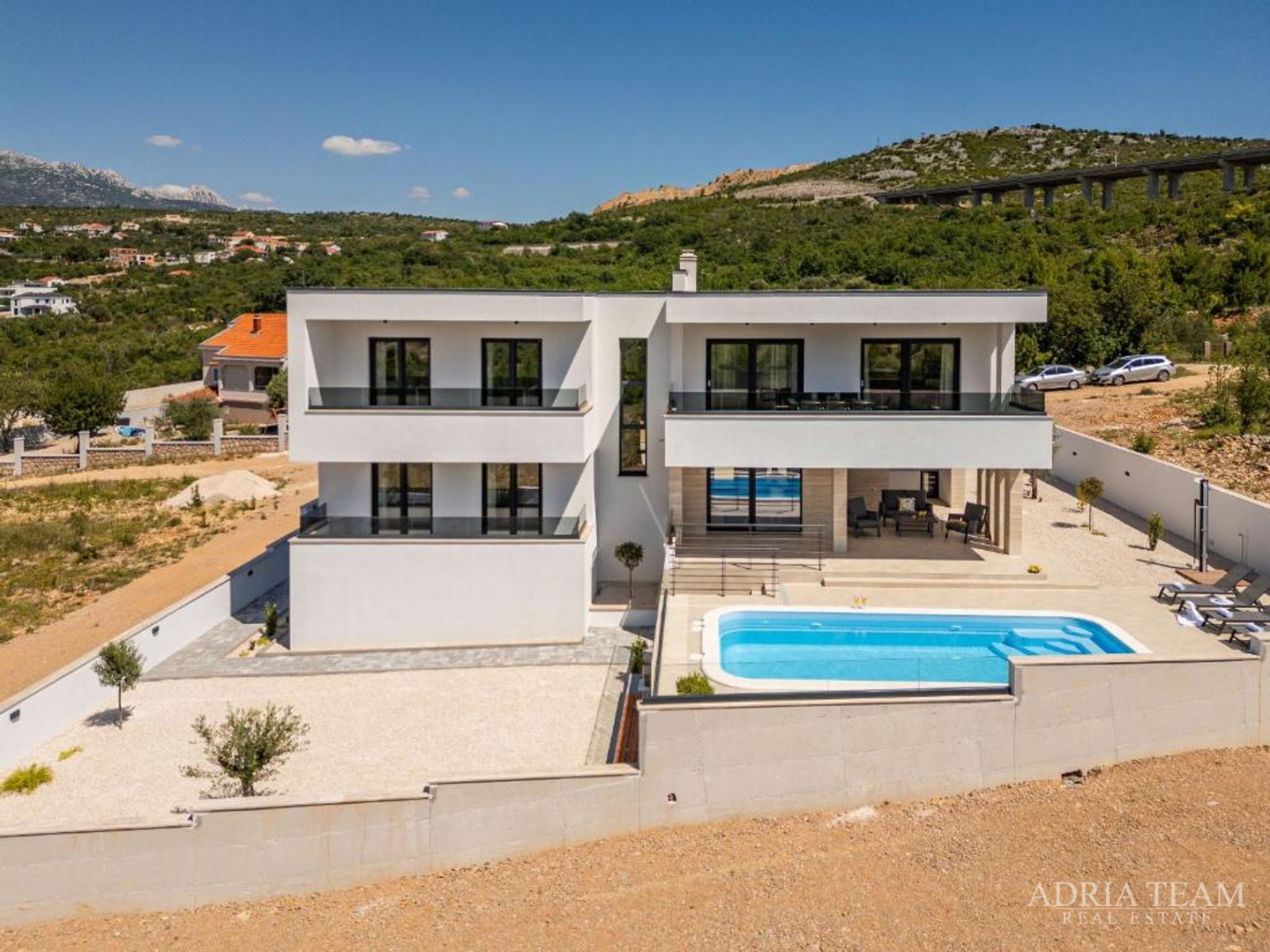 NOVOIZGRAĐENA VILA S POGLEDOM NA MORE, PLANINE I ŠUMU - ROVANJSKA