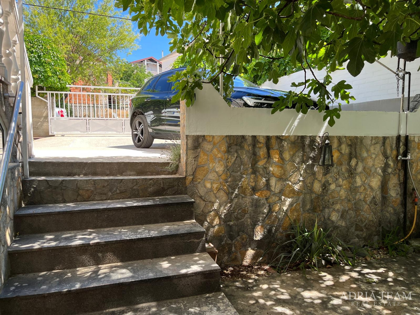 PREUREĐENA APARTMANSKA KUĆA 200 m OD MORA, GARAŽA I VRT - GORNJI KARIN