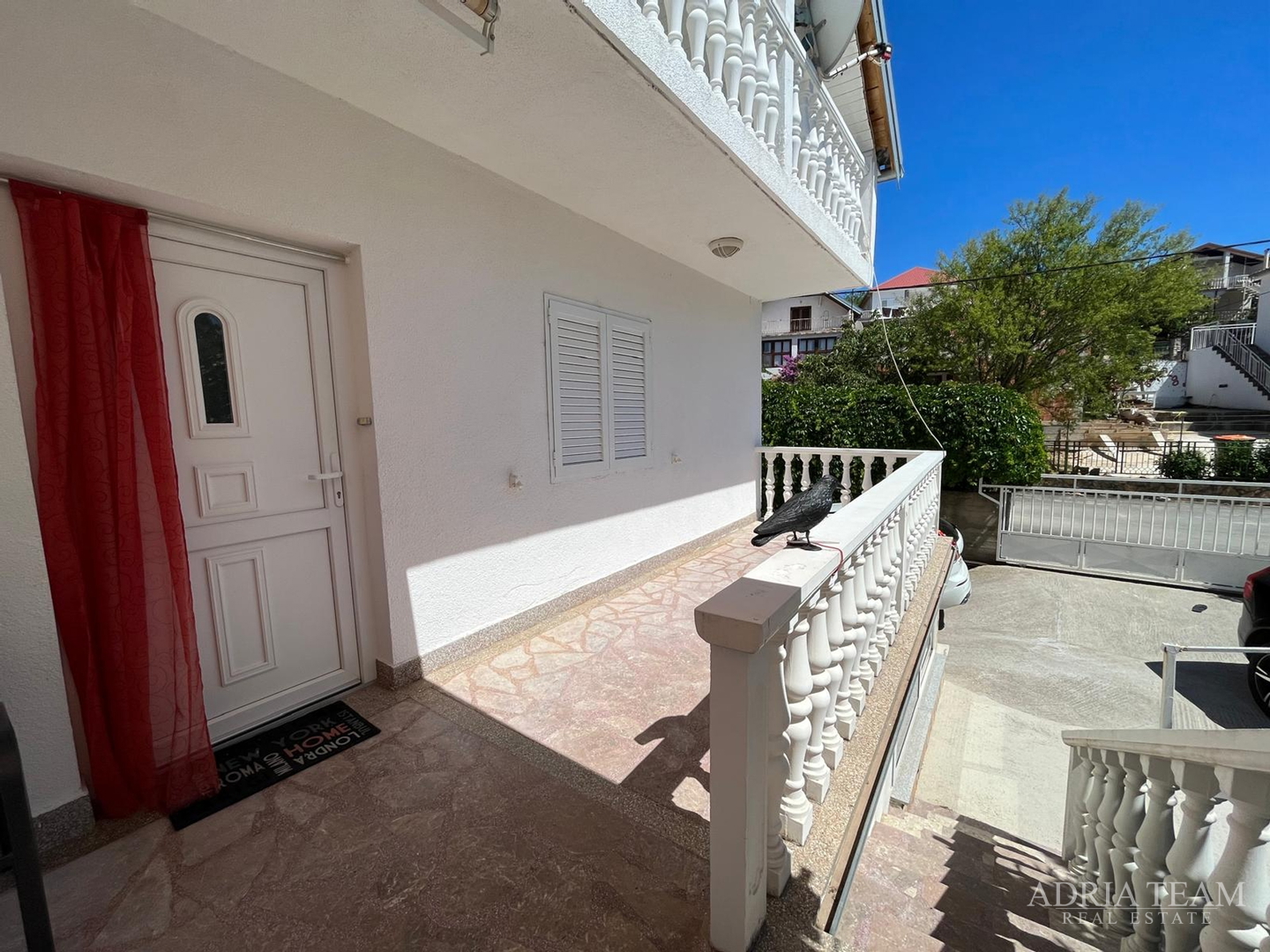 PREUREĐENA APARTMANSKA KUĆA 200 m OD MORA, GARAŽA I VRT - GORNJI KARIN