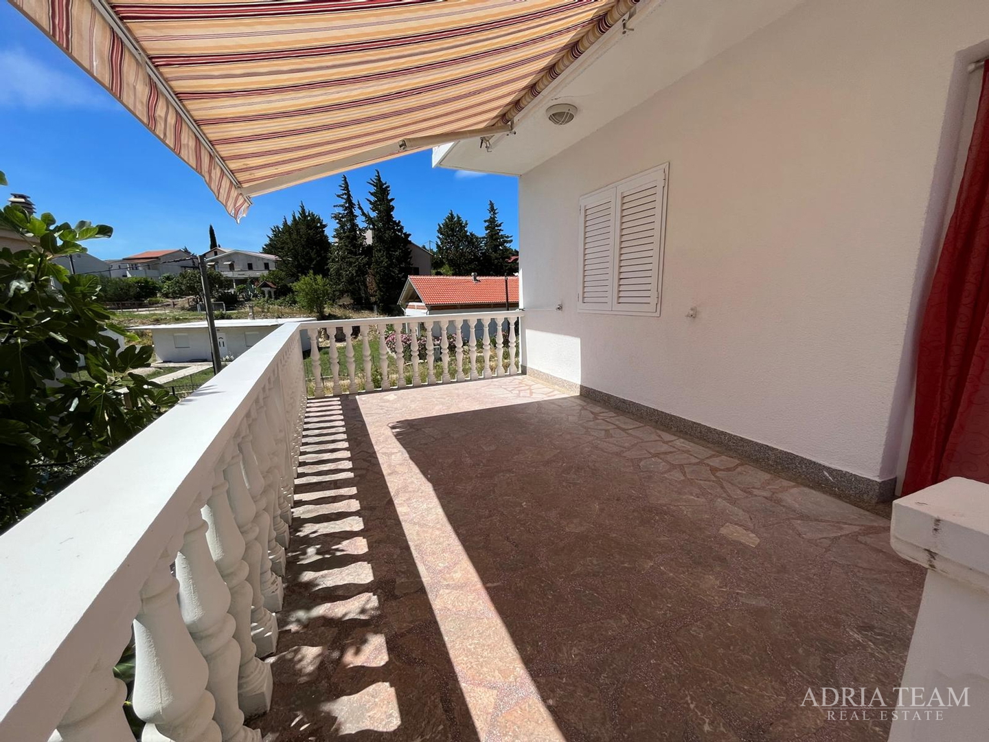 PREUREĐENA APARTMANSKA KUĆA 200 m OD MORA, GARAŽA I VRT - GORNJI KARIN