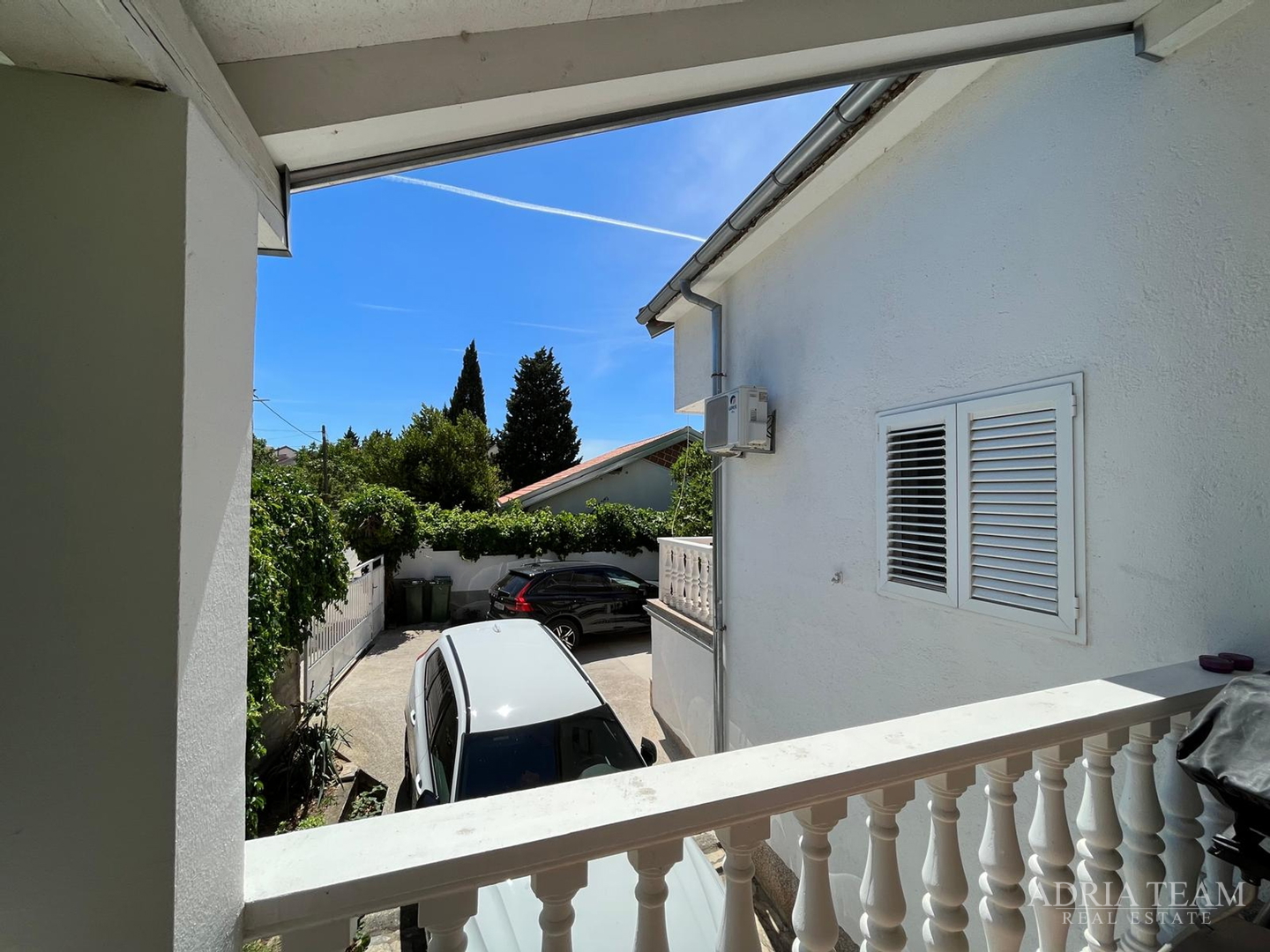 PREUREĐENA APARTMANSKA KUĆA 200 m OD MORA, GARAŽA I VRT - GORNJI KARIN