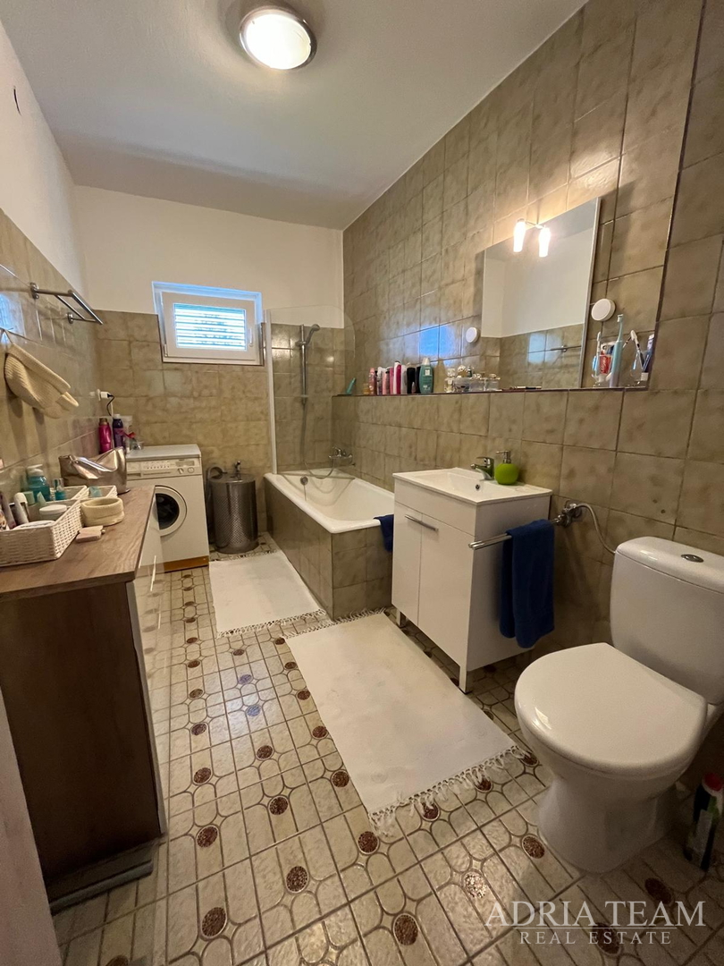 PREUREĐENA APARTMANSKA KUĆA 200 m OD MORA, GARAŽA I VRT - GORNJI KARIN