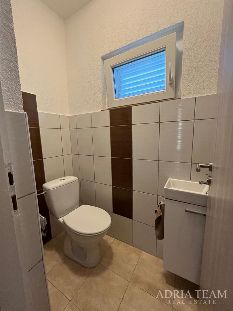 PREUREĐENA APARTMANSKA KUĆA 200 m OD MORA, GARAŽA I VRT - GORNJI KARIN