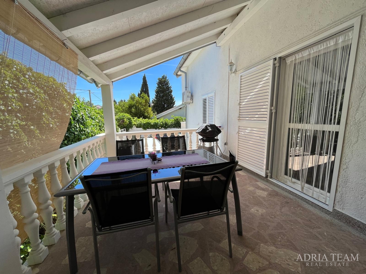 PREUREĐENA APARTMANSKA KUĆA 200 m OD MORA, GARAŽA I VRT - GORNJI KARIN