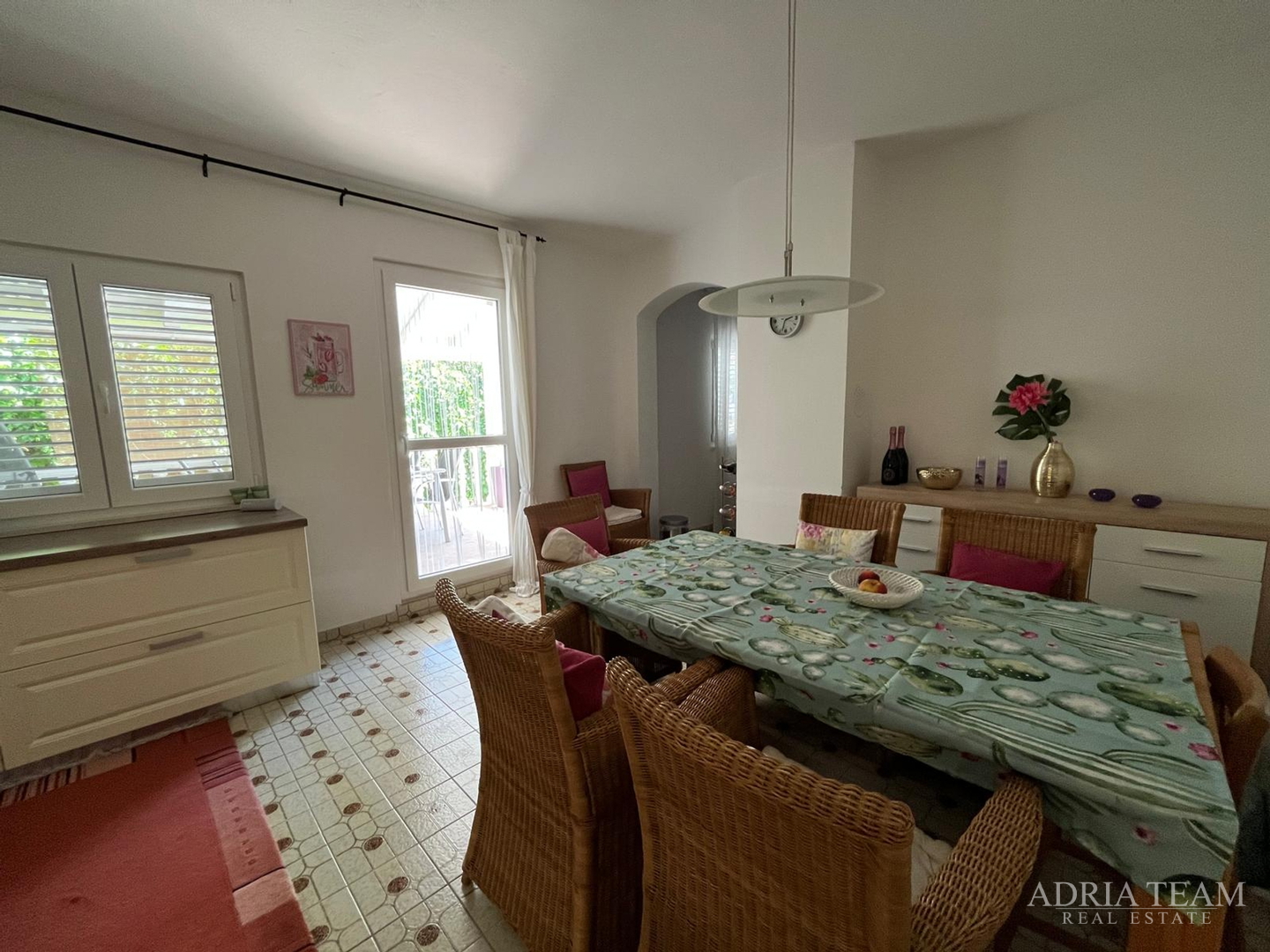PREUREĐENA APARTMANSKA KUĆA 200 m OD MORA, GARAŽA I VRT - GORNJI KARIN