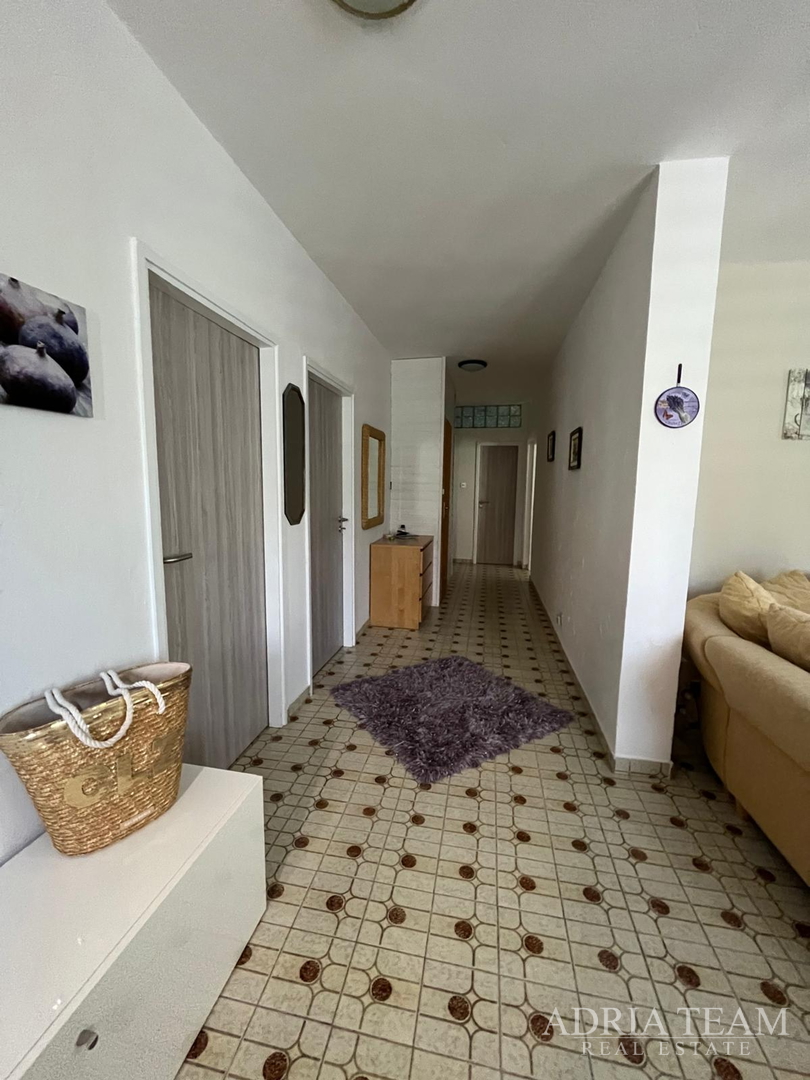 PREUREĐENA APARTMANSKA KUĆA 200 m OD MORA, GARAŽA I VRT - GORNJI KARIN