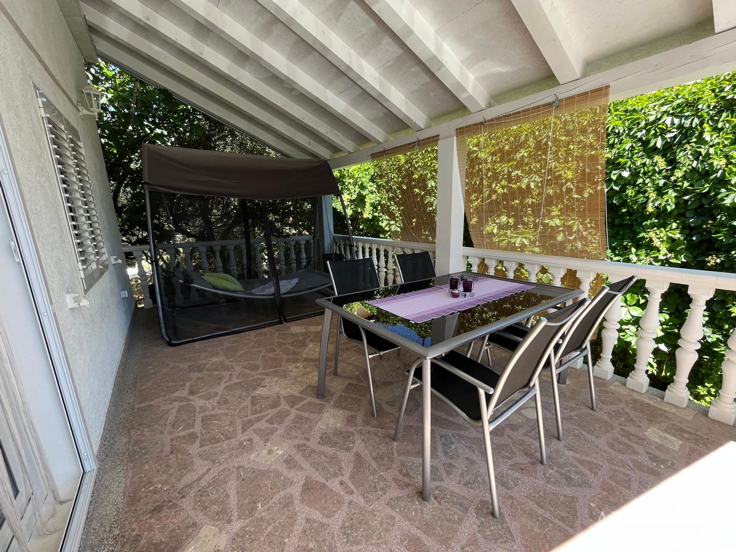 PREUREĐENA APARTMANSKA KUĆA 200 m OD MORA, GARAŽA I VRT - GORNJI KARIN