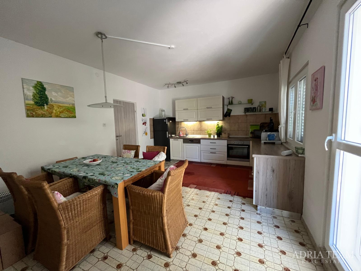 PREUREĐENA APARTMANSKA KUĆA 200 m OD MORA, GARAŽA I VRT - GORNJI KARIN