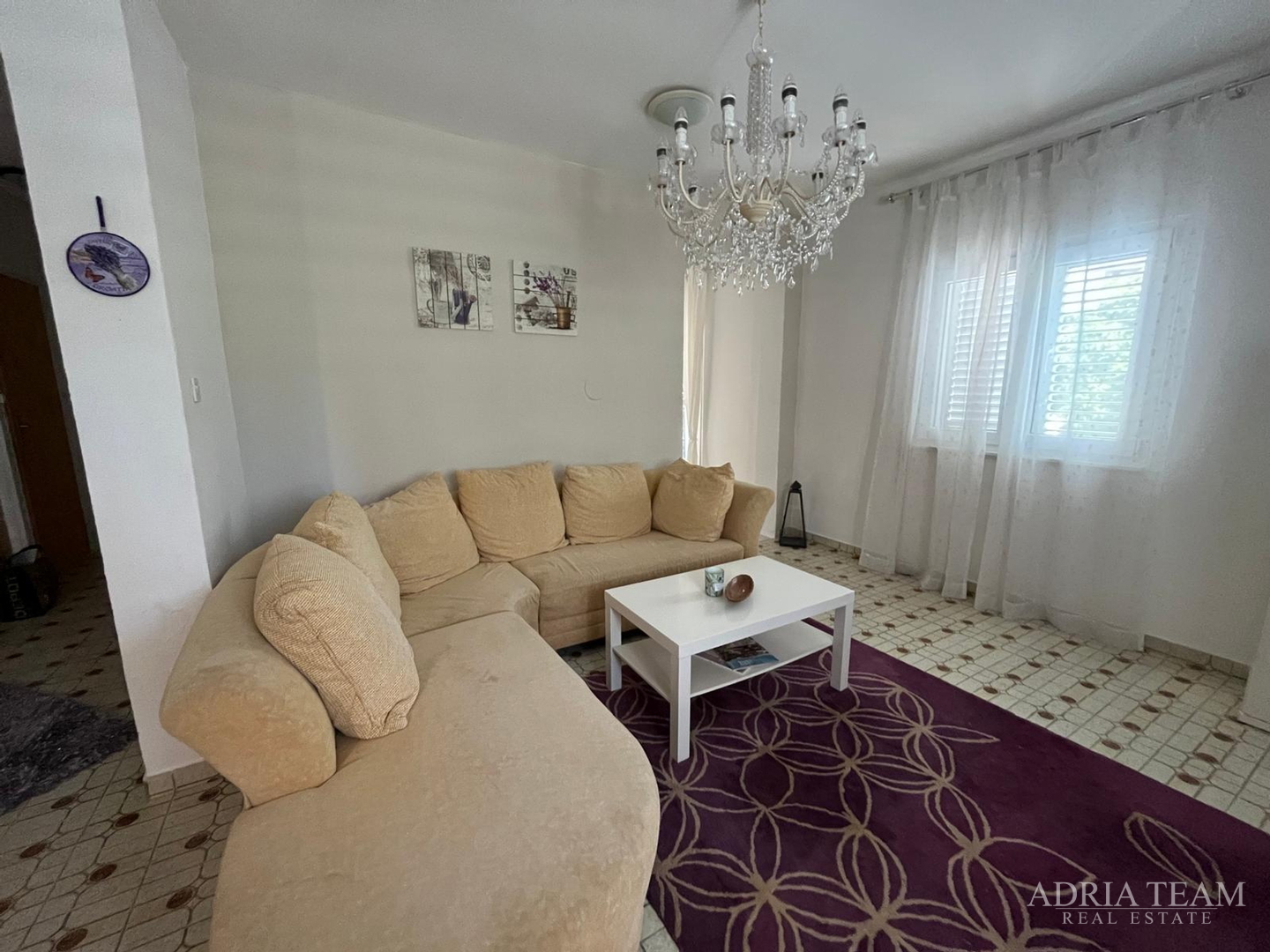 PREUREĐENA APARTMANSKA KUĆA 200 m OD MORA, GARAŽA I VRT - GORNJI KARIN