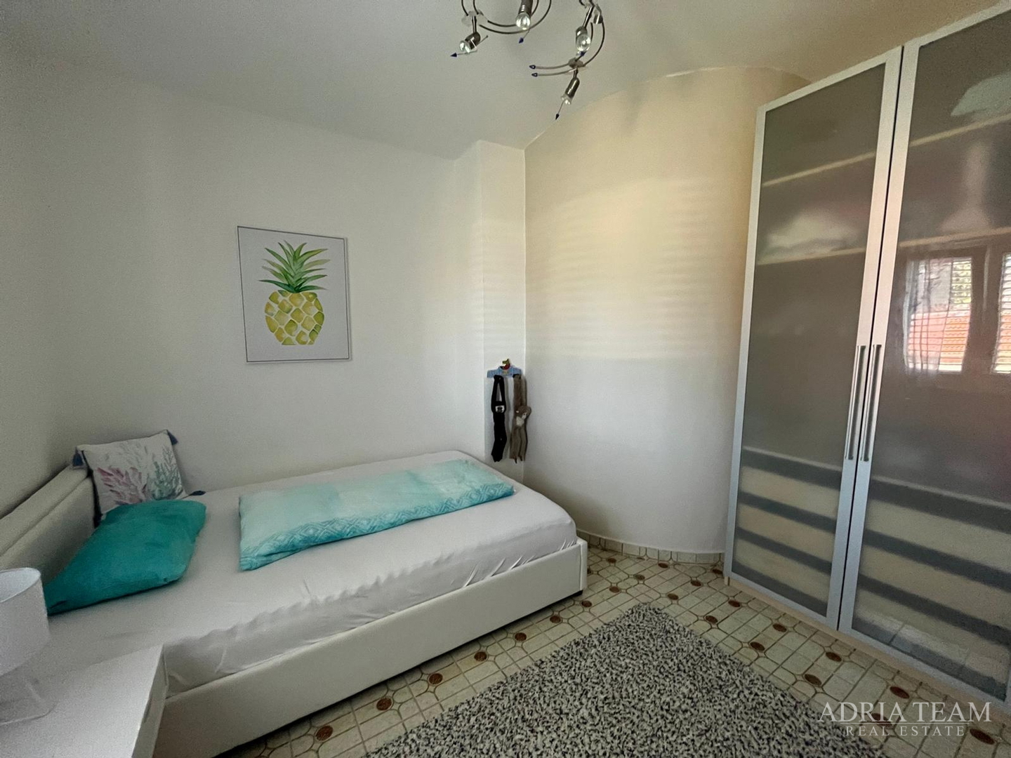 PREUREĐENA APARTMANSKA KUĆA 200 m OD MORA, GARAŽA I VRT - GORNJI KARIN