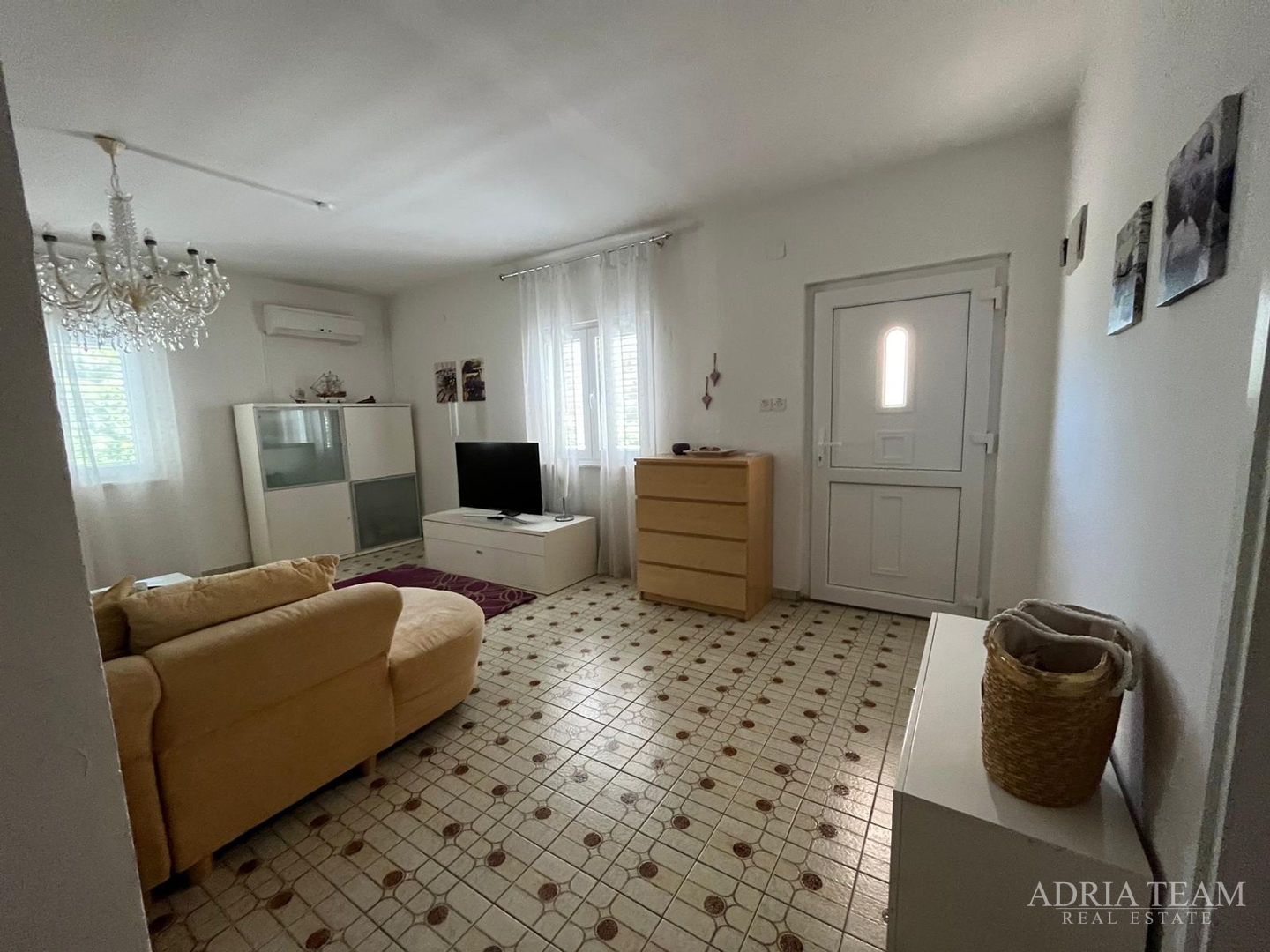 PREUREĐENA APARTMANSKA KUĆA 200 m OD MORA, GARAŽA I VRT - GORNJI KARIN