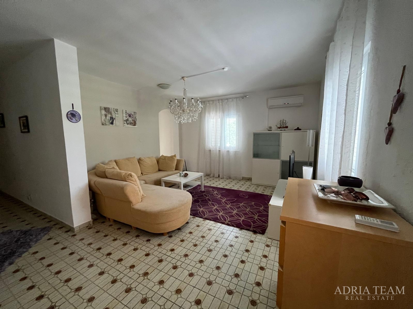PREUREĐENA APARTMANSKA KUĆA 200 m OD MORA, GARAŽA I VRT - GORNJI KARIN