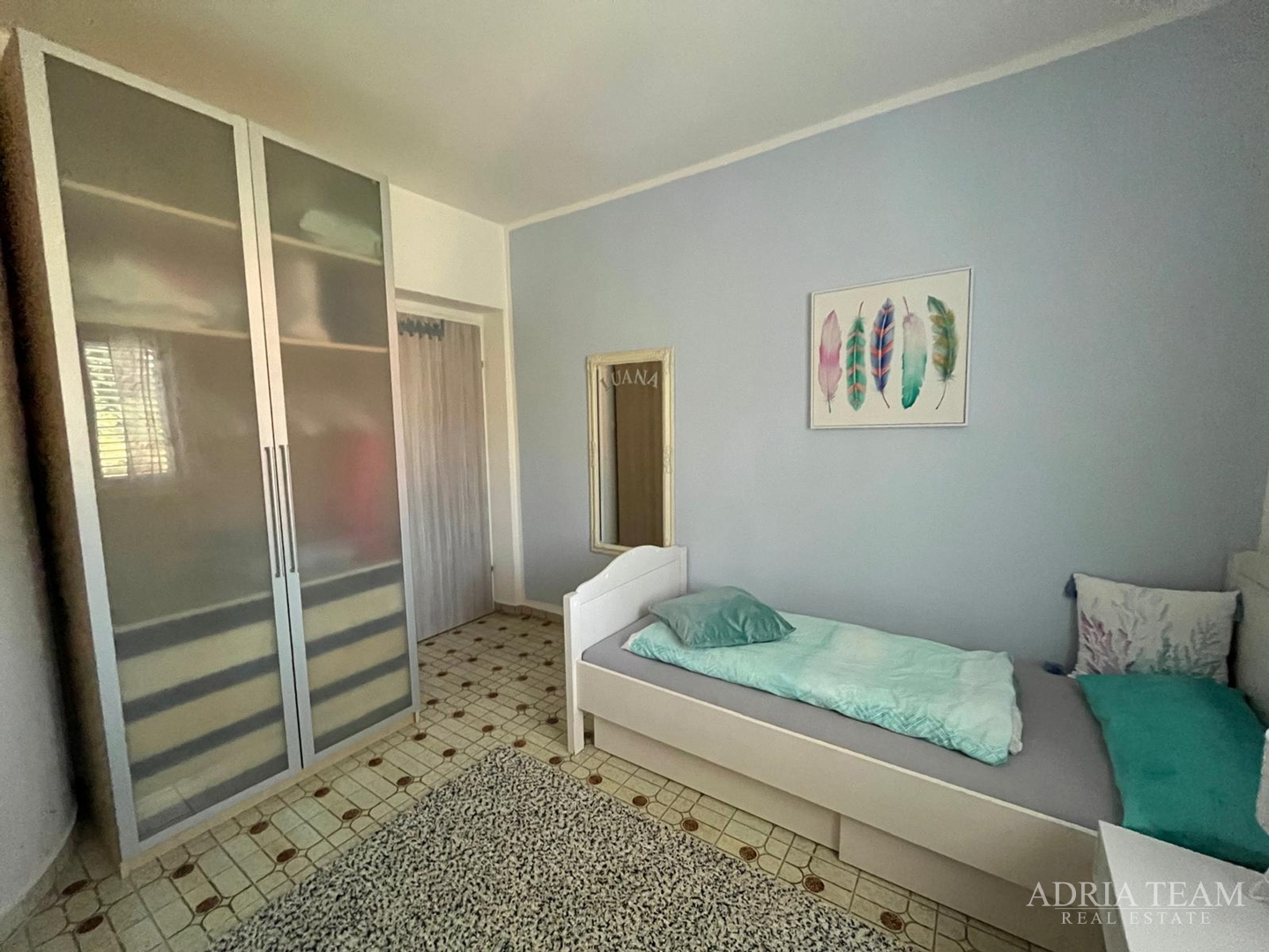 PREUREĐENA APARTMANSKA KUĆA 200 m OD MORA, GARAŽA I VRT - GORNJI KARIN
