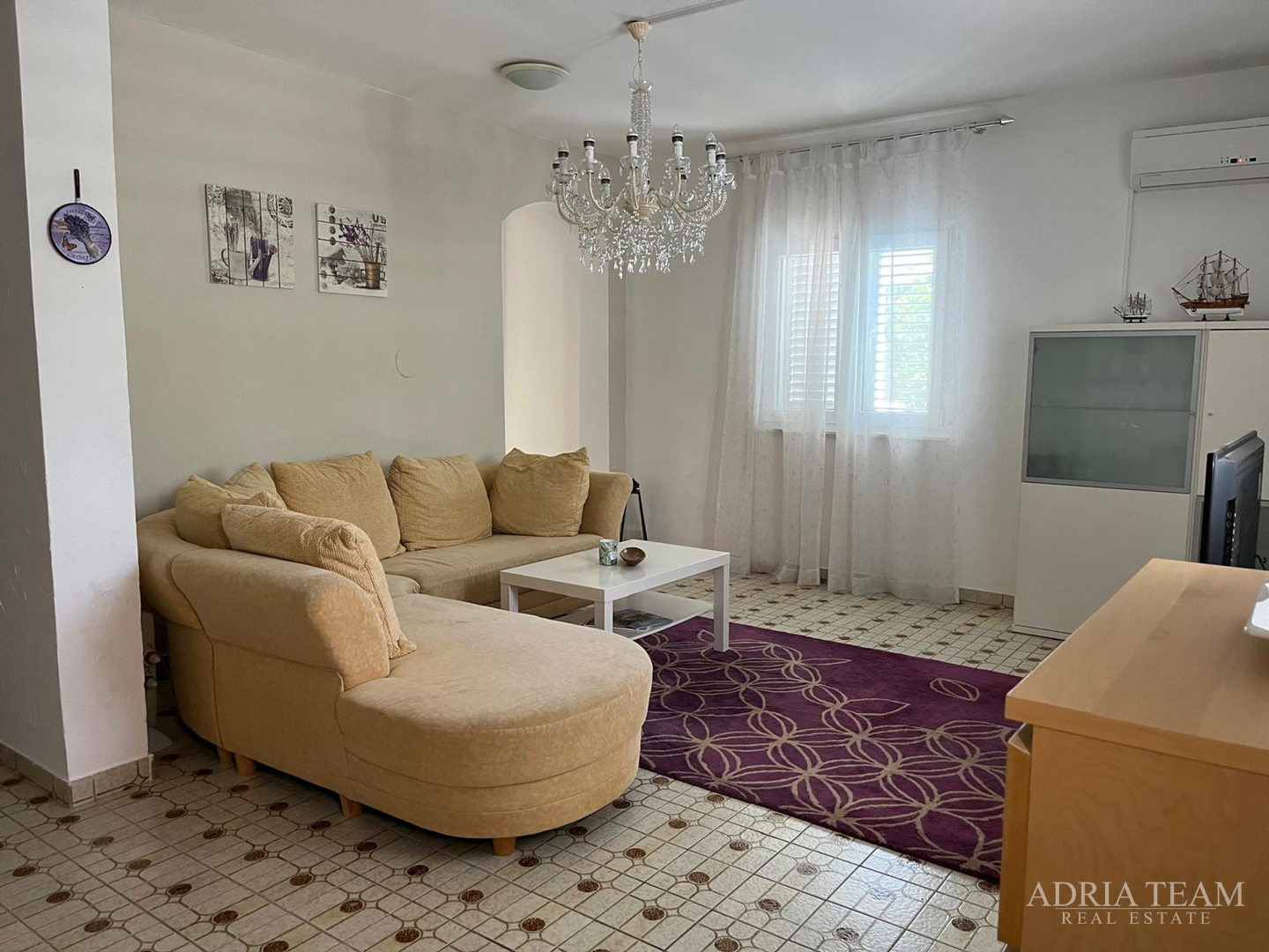 PREUREĐENA APARTMANSKA KUĆA 200 m OD MORA, GARAŽA I VRT - GORNJI KARIN