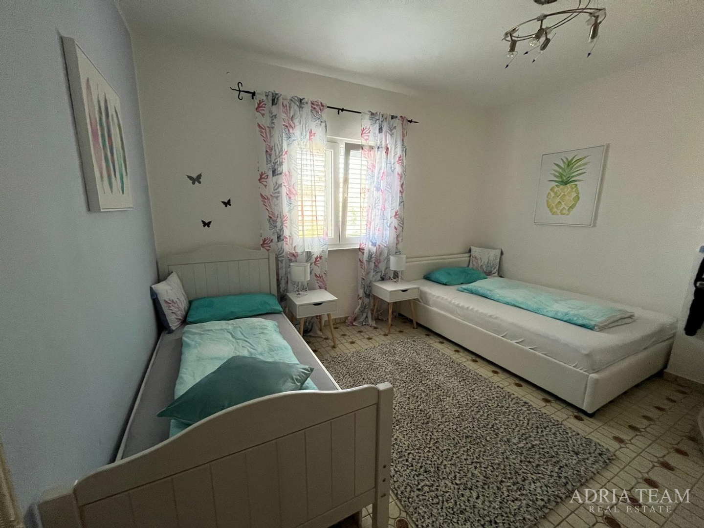 PREUREĐENA APARTMANSKA KUĆA 200 m OD MORA, GARAŽA I VRT - GORNJI KARIN