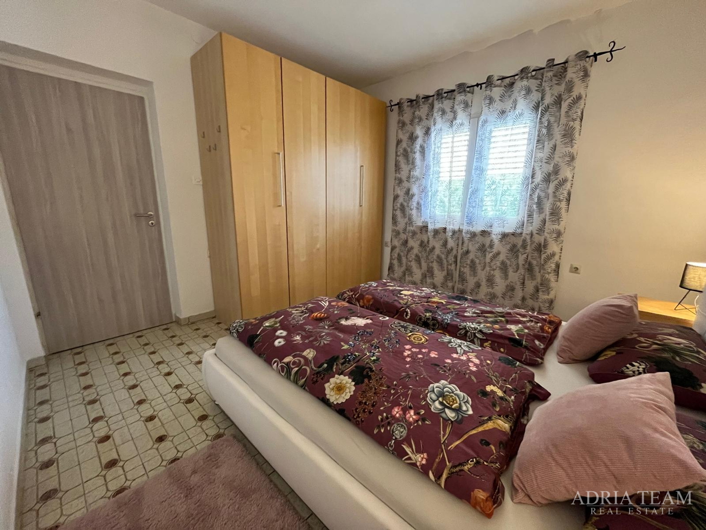 PREUREĐENA APARTMANSKA KUĆA 200 m OD MORA, GARAŽA I VRT - GORNJI KARIN