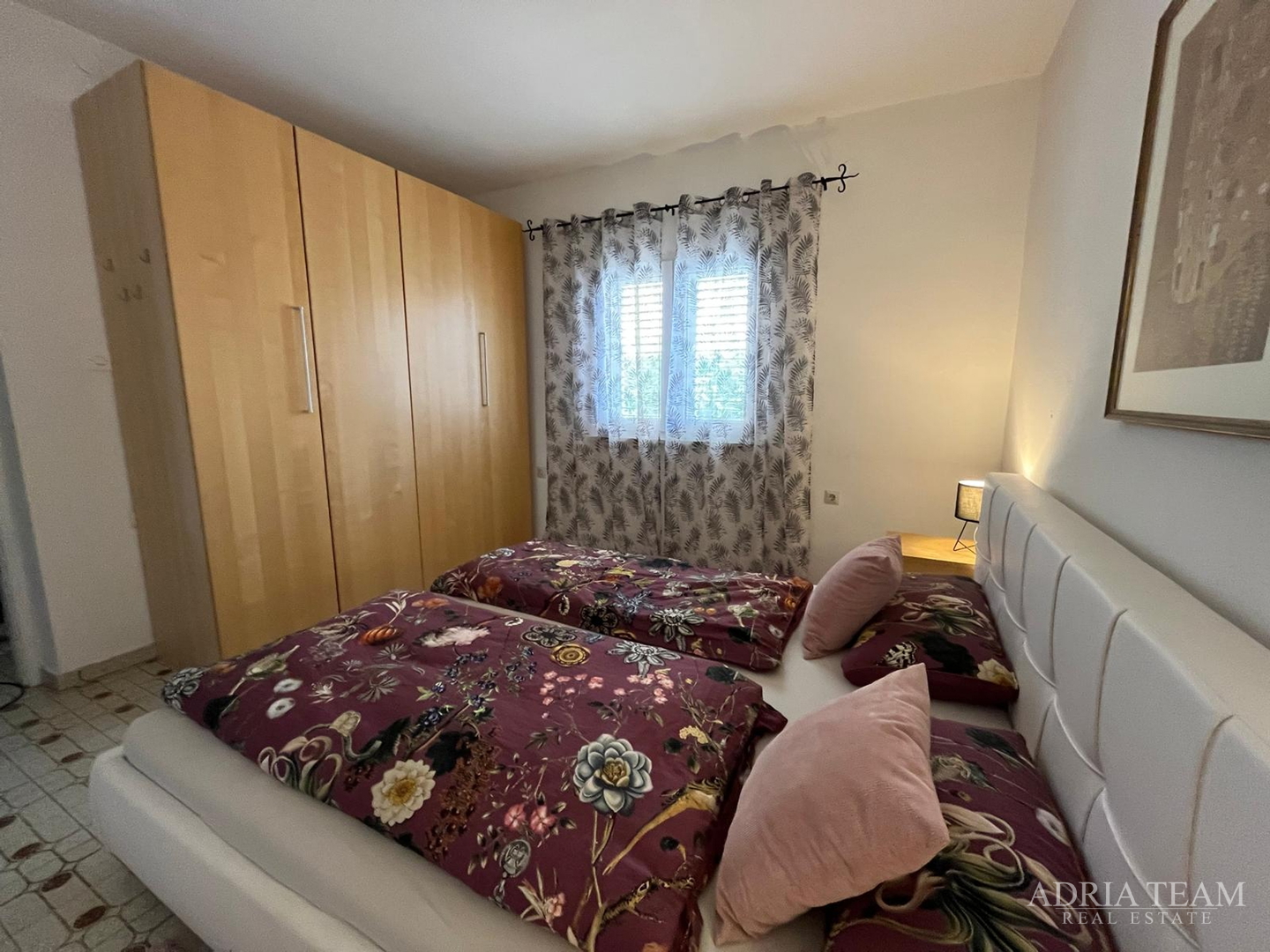 PREUREĐENA APARTMANSKA KUĆA 200 m OD MORA, GARAŽA I VRT - GORNJI KARIN