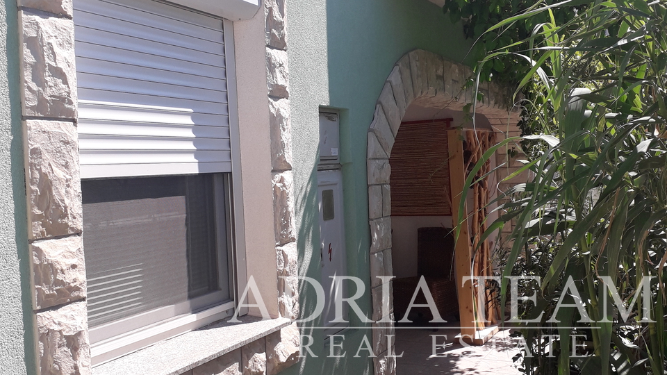 HOUSE WITH 2 APARTMENTS AND YARD, 150 m FROM THE SEA - VIR (NORTH SIDE)