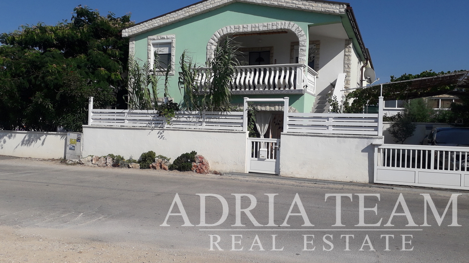 HOUSE WITH 2 APARTMENTS AND YARD, 150 m FROM THE SEA - VIR (NORTH SIDE)