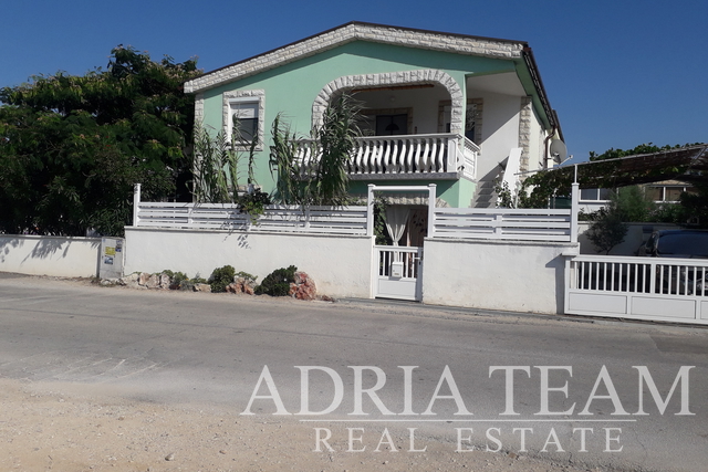 HOUSE WITH 2 APARTMENTS AND YARD, 150 m FROM THE SEA - VIR (NORTH SIDE)