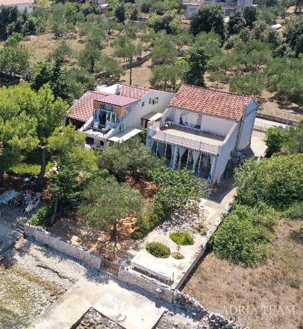 IZUZETNA PRILIKA!! PRVI RED DO MORA! SAMOSTOJEĆA KUĆA KATNICA S UREĐENIM DVORIŠTEM, TKON - PAŠMAN