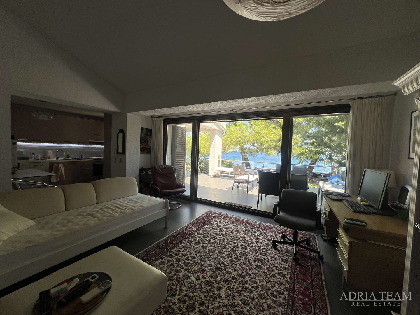 IZUZETNA PRILIKA!! PRVI RED DO MORA! SAMOSTOJEĆA KUĆA KATNICA S UREĐENIM DVORIŠTEM, TKON - PAŠMAN