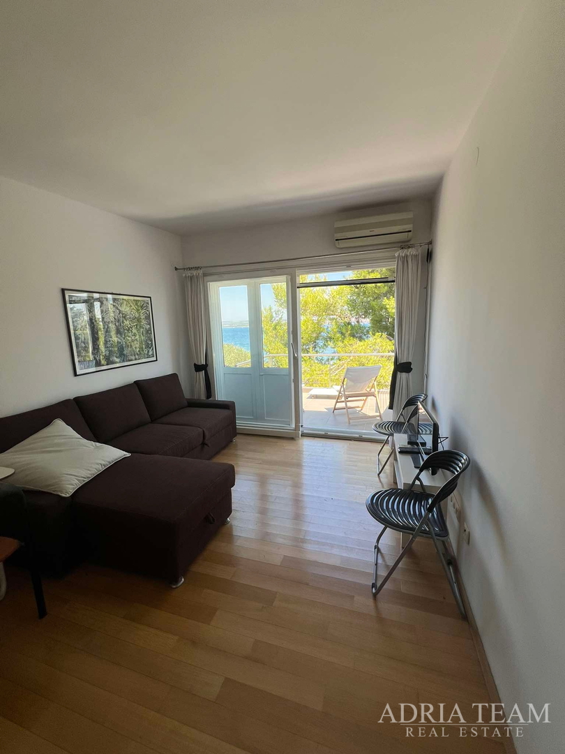 IZUZETNA PRILIKA!! PRVI RED DO MORA! SAMOSTOJEĆA KUĆA KATNICA S UREĐENIM DVORIŠTEM, TKON - PAŠMAN