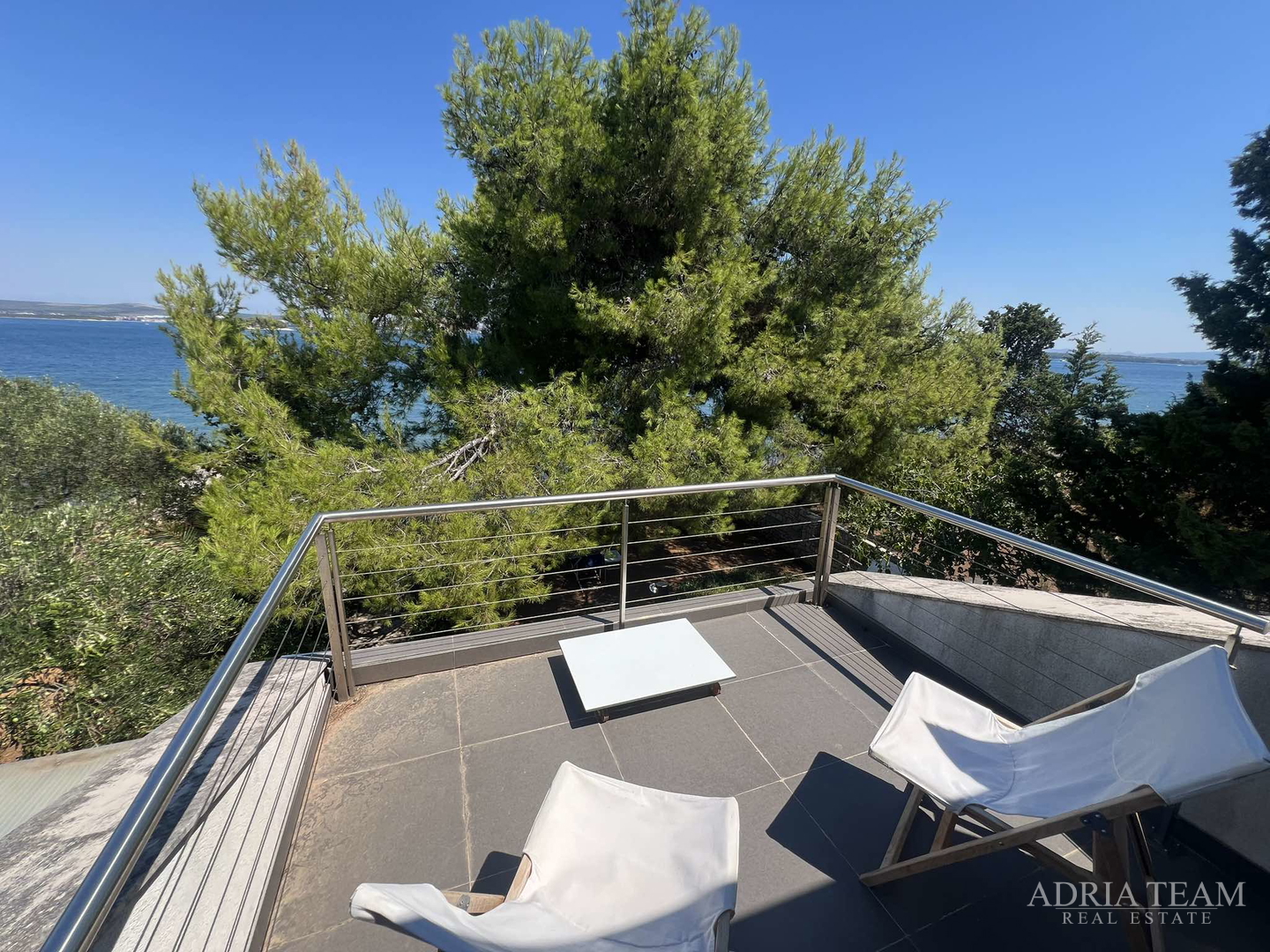 IZUZETNA PRILIKA!! PRVI RED DO MORA! SAMOSTOJEĆA KUĆA KATNICA S UREĐENIM DVORIŠTEM, TKON - PAŠMAN