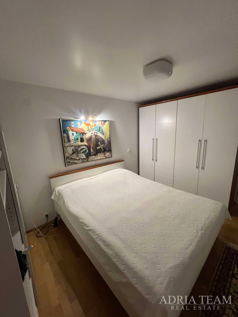 IZUZETNA PRILIKA!! PRVI RED DO MORA! SAMOSTOJEĆA KUĆA KATNICA S UREĐENIM DVORIŠTEM, TKON - PAŠMAN