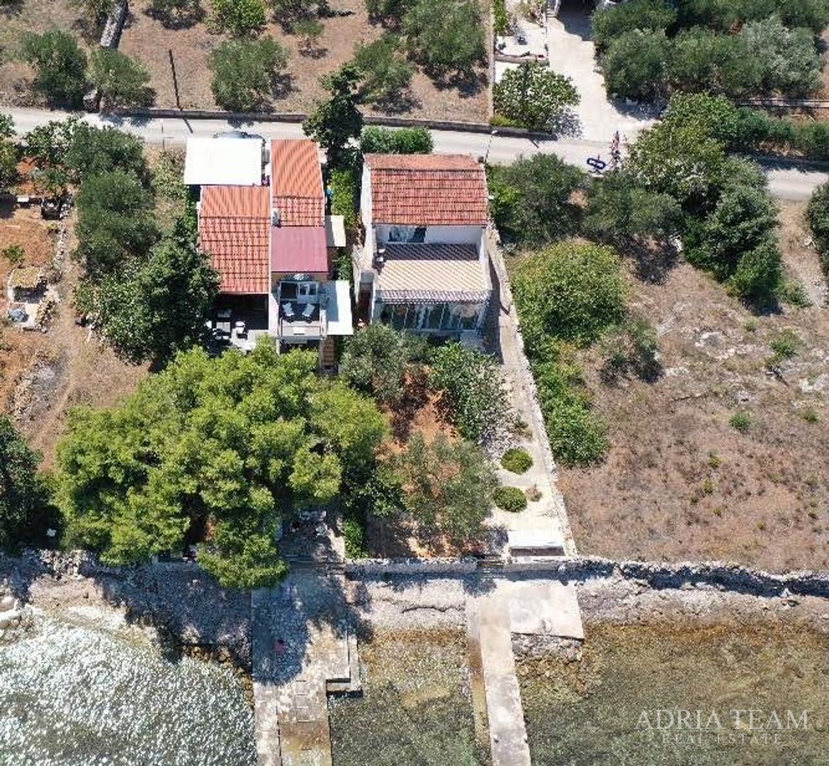 IZUZETNA PRILIKA!! PRVI RED DO MORA! SAMOSTOJEĆA KUĆA KATNICA S UREĐENIM DVORIŠTEM, TKON - PAŠMAN