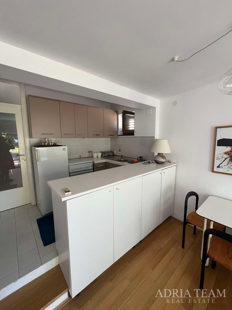 IZUZETNA PRILIKA!! PRVI RED DO MORA! SAMOSTOJEĆA KUĆA KATNICA S UREĐENIM DVORIŠTEM, TKON - PAŠMAN