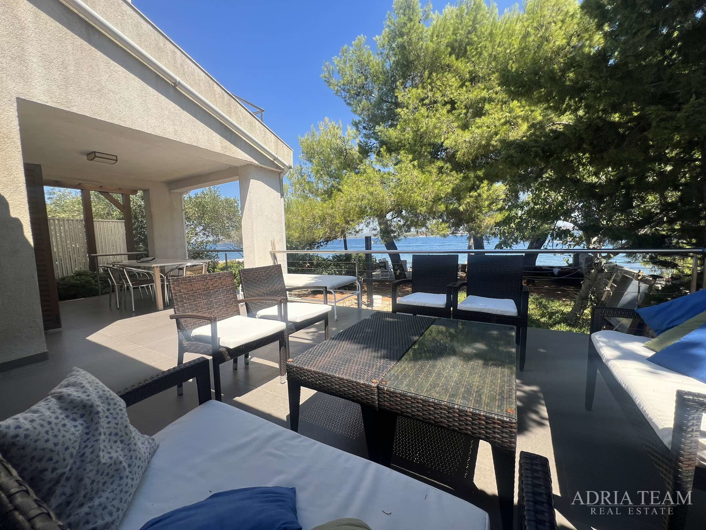 IZUZETNA PRILIKA!! PRVI RED DO MORA! SAMOSTOJEĆA KUĆA KATNICA S UREĐENIM DVORIŠTEM, TKON - PAŠMAN