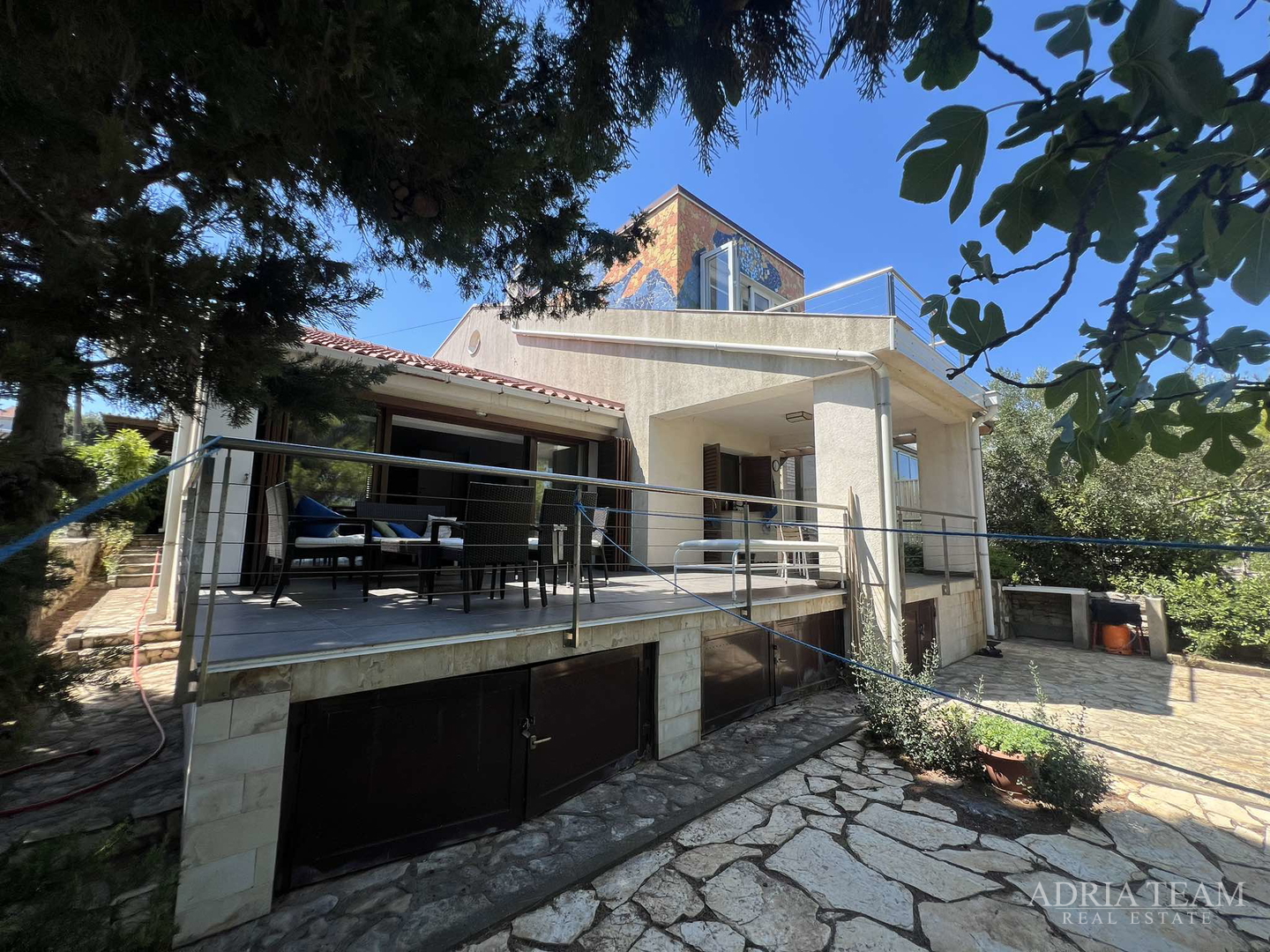 IZUZETNA PRILIKA!! PRVI RED DO MORA! SAMOSTOJEĆA KUĆA KATNICA S UREĐENIM DVORIŠTEM, TKON - PAŠMAN