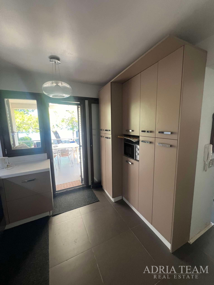 IZUZETNA PRILIKA!! PRVI RED DO MORA! SAMOSTOJEĆA KUĆA KATNICA S UREĐENIM DVORIŠTEM, TKON - PAŠMAN