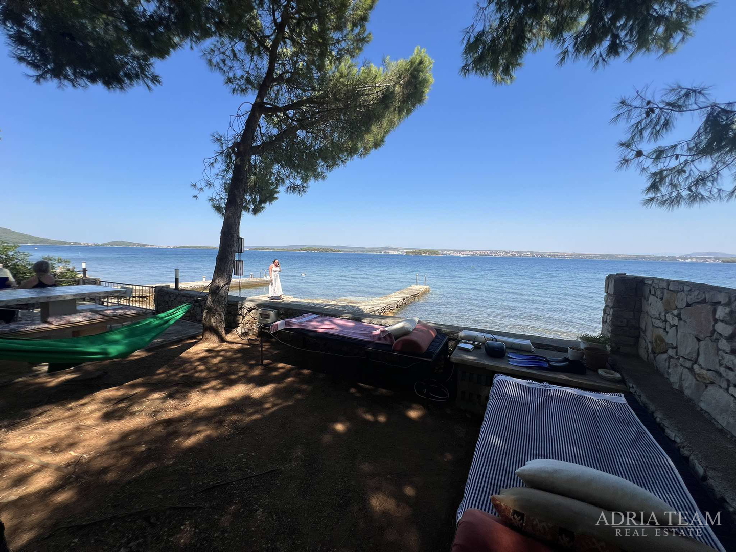 IZUZETNA PRILIKA!! PRVI RED DO MORA! SAMOSTOJEĆA KUĆA KATNICA S UREĐENIM DVORIŠTEM, TKON - PAŠMAN