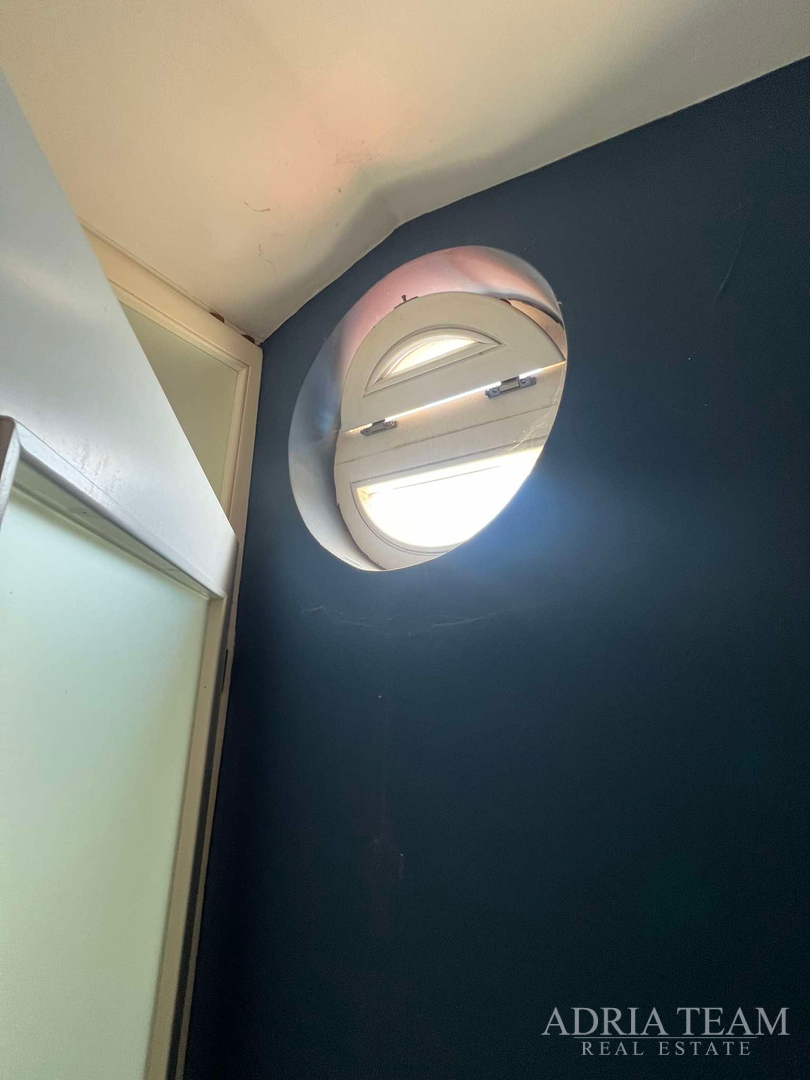 IZUZETNA PRILIKA!! PRVI RED DO MORA! SAMOSTOJEĆA KUĆA KATNICA S UREĐENIM DVORIŠTEM, TKON - PAŠMAN