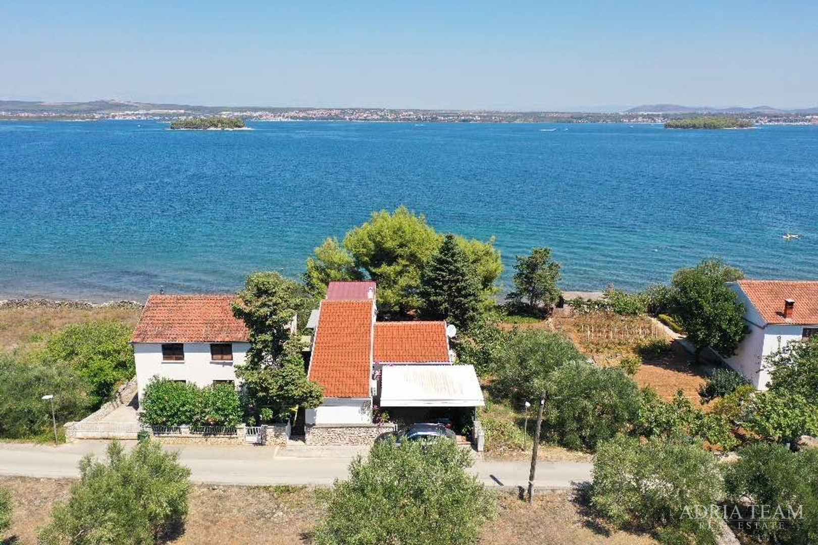 IZUZETNA PRILIKA!! PRVI RED DO MORA! SAMOSTOJEĆA KUĆA KATNICA S UREĐENIM DVORIŠTEM, TKON - PAŠMAN