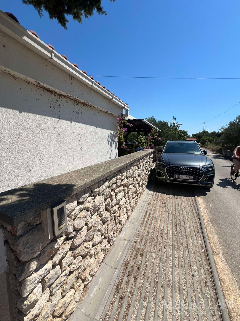IZUZETNA PRILIKA!! PRVI RED DO MORA! SAMOSTOJEĆA KUĆA KATNICA S UREĐENIM DVORIŠTEM, TKON - PAŠMAN