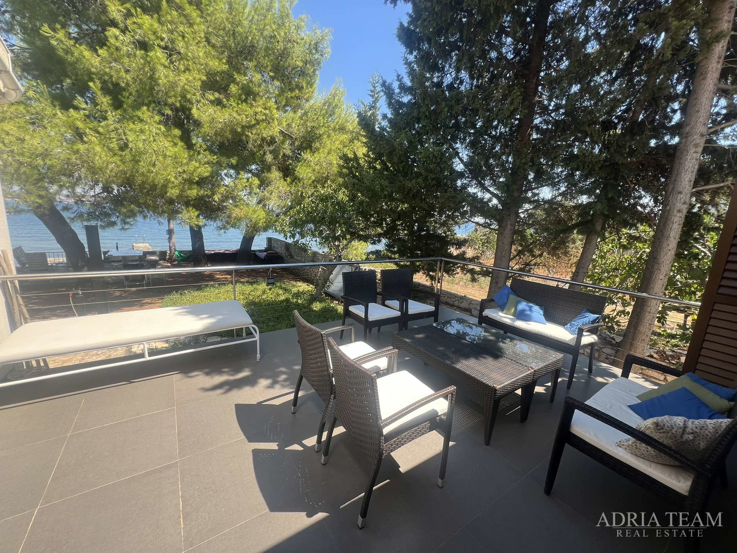 IZUZETNA PRILIKA!! PRVI RED DO MORA! SAMOSTOJEĆA KUĆA KATNICA S UREĐENIM DVORIŠTEM, TKON - PAŠMAN